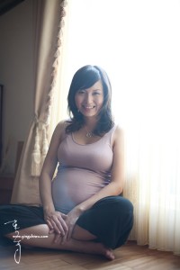 台北孕婦寫真，媽媽坐在白色窗簾前自在的笑