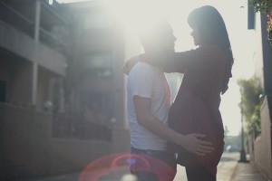 台北孕婦寫真，夫妻擁抱逆光剪影