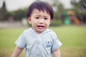 台北兒童寫真，小男孩面對鏡頭哭泣的臉