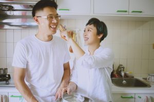 台北便服婚紗，在家裡廚房作菜的日常