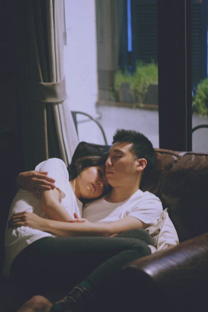 台北便服婚紗,她在家中沙發累了躺在他的身上