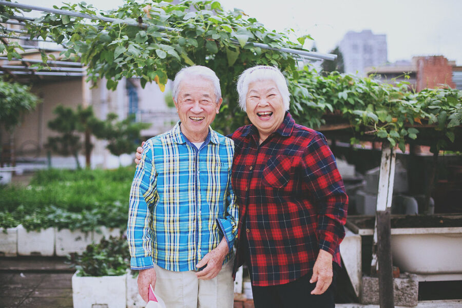 長輩的遺照,全家福時拍攝阿公阿嬤開心的笑容